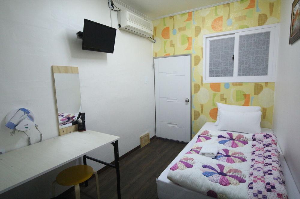 Apple Backpackers Hostel Сеул Екстериор снимка