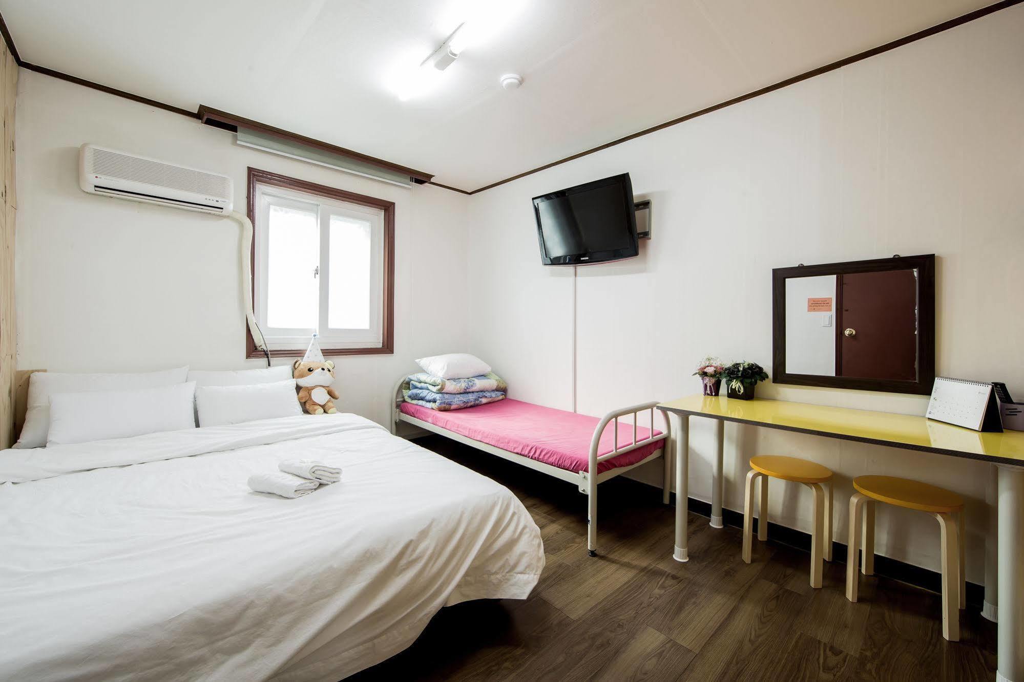 Apple Backpackers Hostel Сеул Екстериор снимка